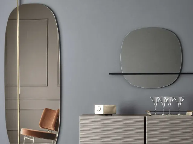 Specchio realizzato con elemento decorativo in metallo Vanity di Calligaris