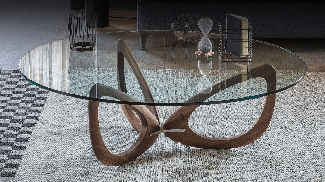 Tavolino con base in legno massello di Noce Canaletto e piano in cristallo Helix di Cattelan Italia