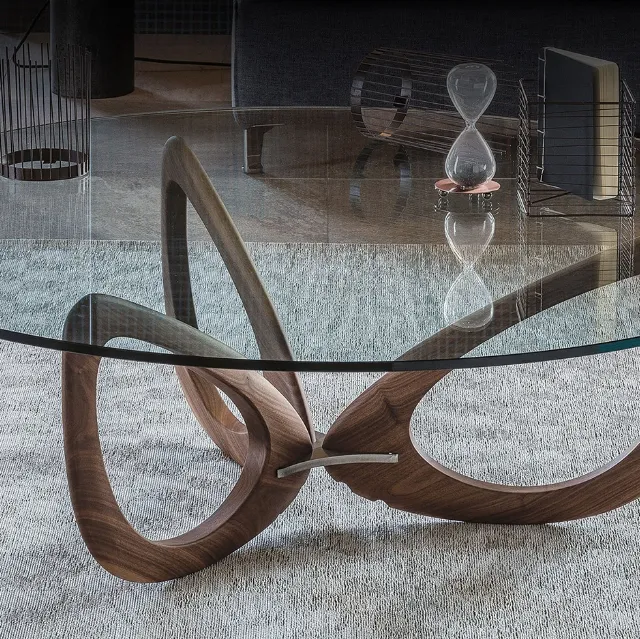 Tavolino con base in legno massello di Noce Canaletto e piano in cristallo Helix di Cattelan Italia