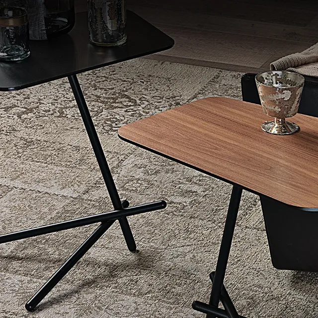 Tavolino con base in acciaio e piano in cristallo o legno Laser Cattelan Italia