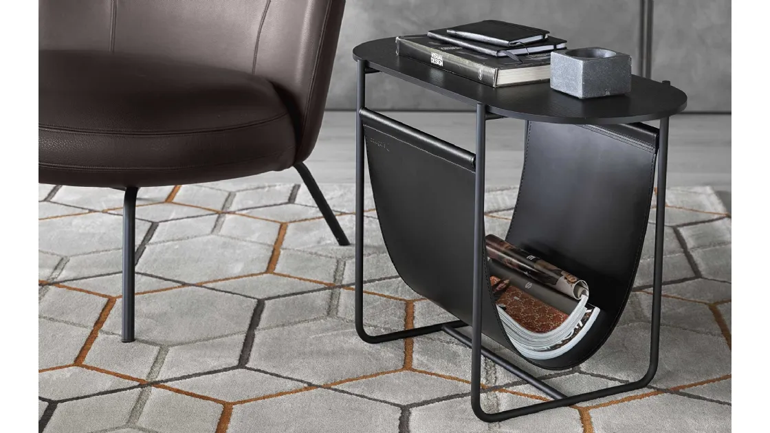 Tavolino portariviste con top in legno e struttura in metallo con sacca portariviste in cuoio Magazine di Calligaris