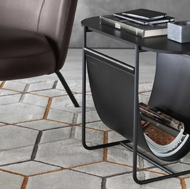 Tavolino portariviste con top in legno e struttura in metallo con sacca portariviste in cuoio Magazine di Calligaris