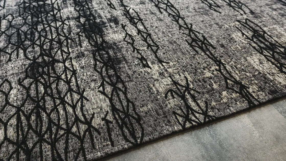 Tappeto Mumbai grigio e nero tessuto in cotone e ciniglia a rilievo di Cattelan Italia