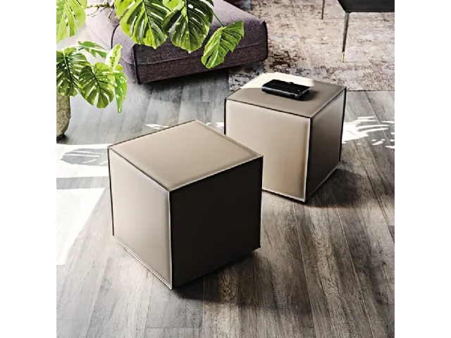 Pouf Kubo su ruote completamente rivestito in cuoio con cuciture in contrasto di Cattelan Italia