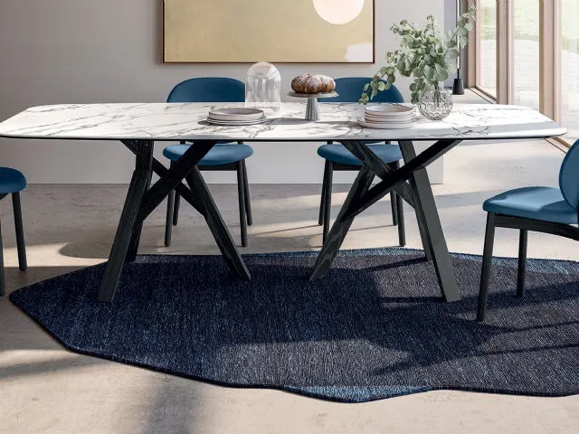 Tappeto a due colori con forma irregolare che ricorda una roccia Roche di Calligaris