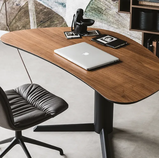 Scrittoio Malibù con base in acciaio verniciato goffrato e piano in Noce Canaletto di Cattelan Italia