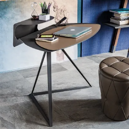 Scrittoio Storm con struttura e piano in acciaio verniciato goffrato e PAD in cuoio di Cattelan Italia
