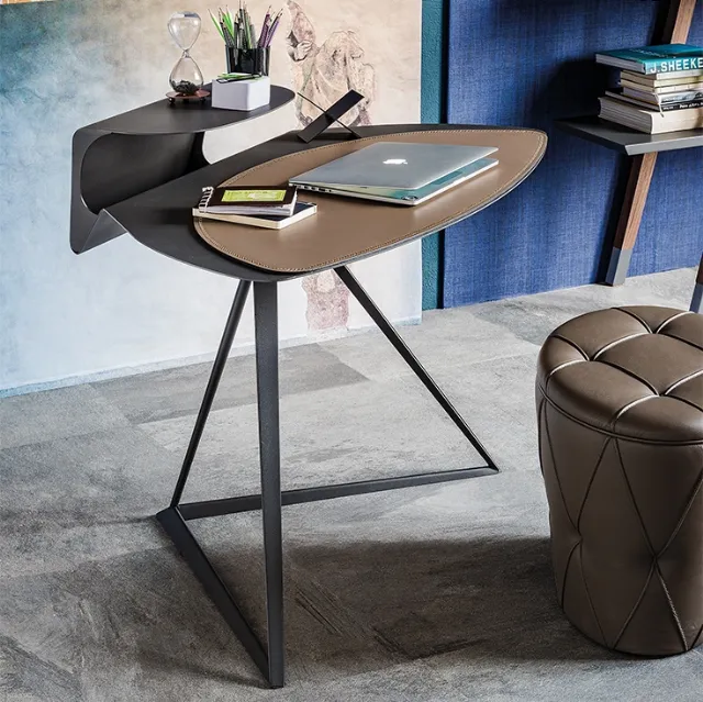 Scrittoio Storm con struttura e piano in acciaio verniciato goffrato e PAD in cuoio di Cattelan Italia