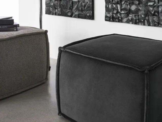 Pouf dalla forma quadrata in tessuto Soap di Calligaris