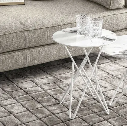 Tavolino rotondo in ceramica effetto marmo con base in metallo Stellar di Calligaris