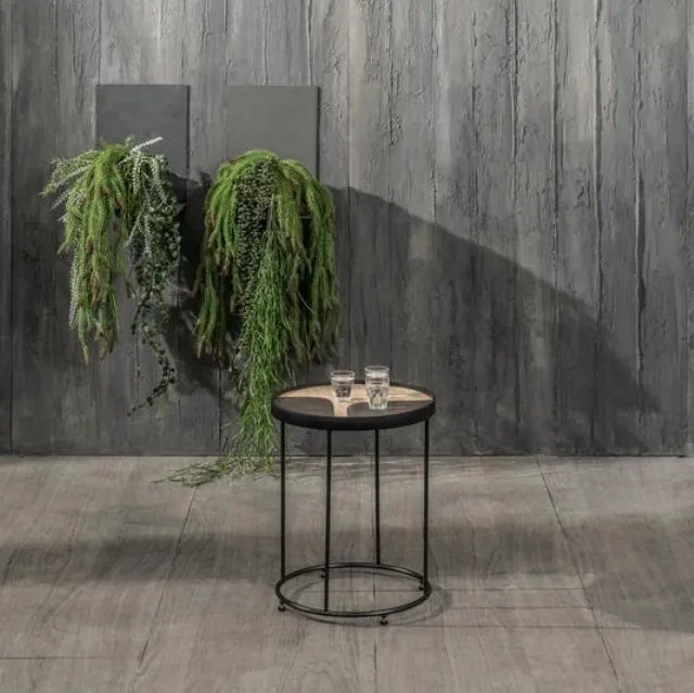 Tavolino Alok in legno con inserto in pietra e struttura in metallo di Stones