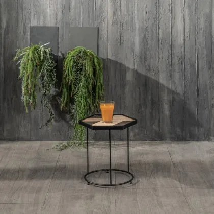 Tavolino Jay con top in legno con inserti in pietra e struttura in metallo di Stones