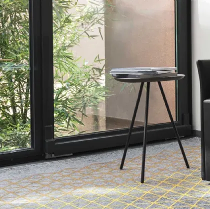 Tavolino sagomato con top in legno e gambe in metallo Tweet 01 di Calligaris