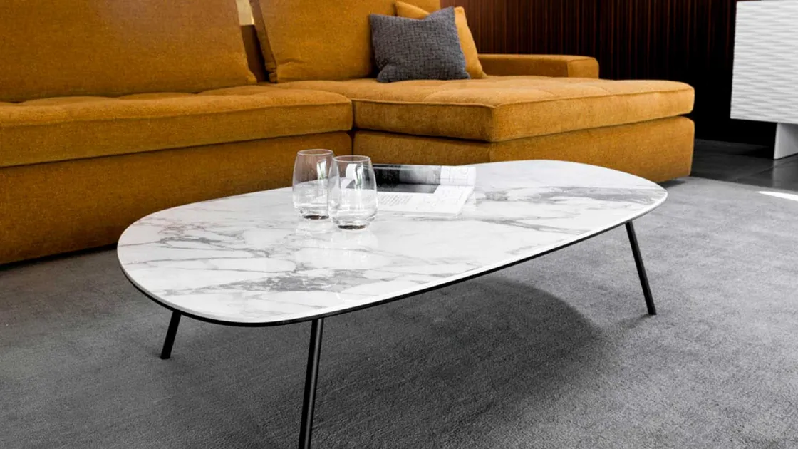 Tavolino sagomato con piano in ceramica effetto marmo Tweet 02 di Calligaris