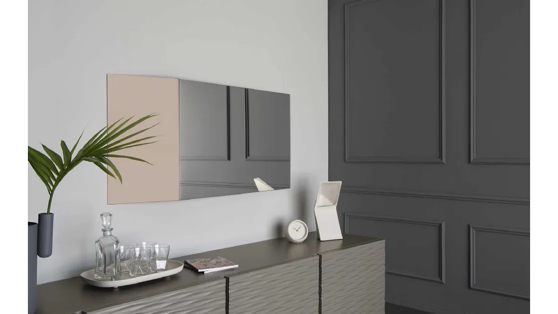 Specchio sagomato realizzato con due inclinazioni diverse Viewpoints di Calligaris