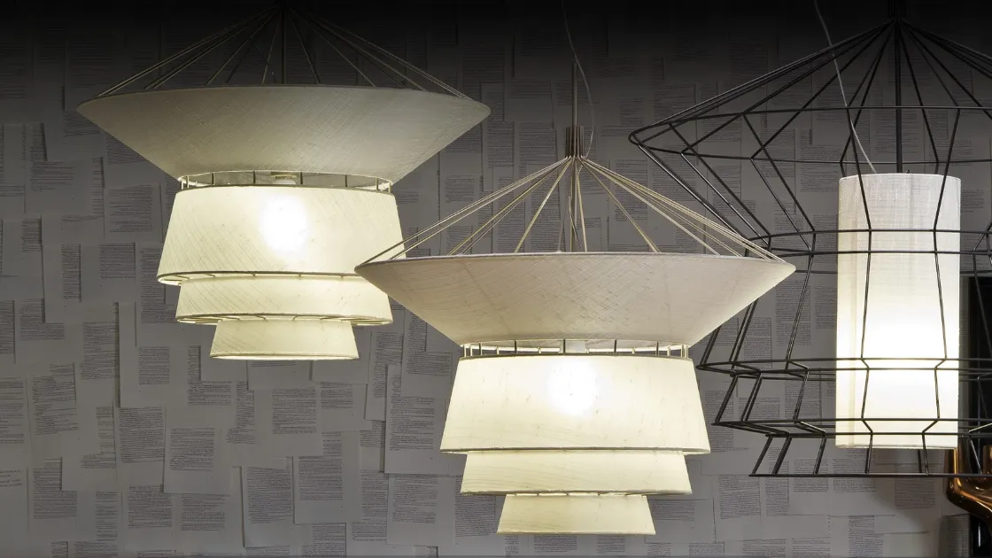 Lampada a sospensione costituita da una griglia tridimensionale in acciaio verniciato parzialmente rivestita in tessuto Bolero di Cattelan Italia