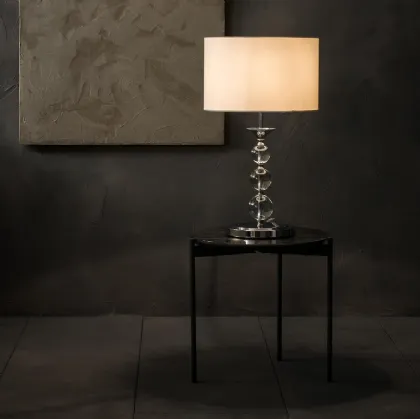 Lampada da tavolo Giuditta in plexiglass con paralume in tessuto bianco di Stones