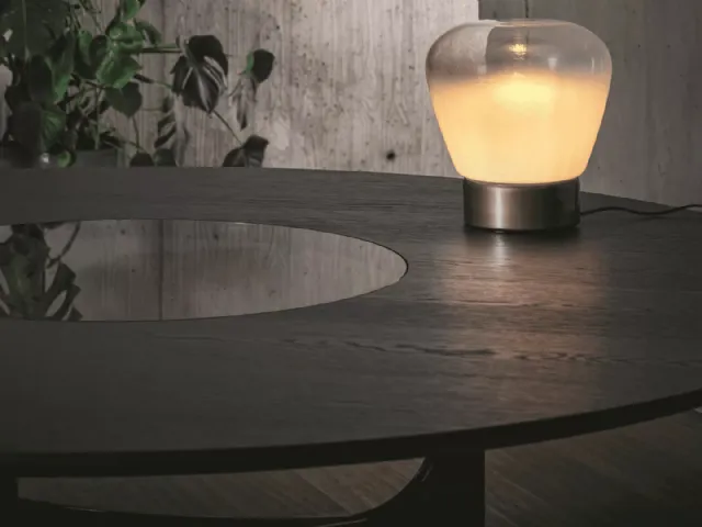 Lampada da Tavolo Stone in vetro sfumato bianco con base in acciaio laccato di Bontempi