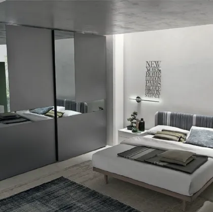 Armadio Cristal in laccato opaco antracite con ante specchio grigio e grigio satinato di Tomasella