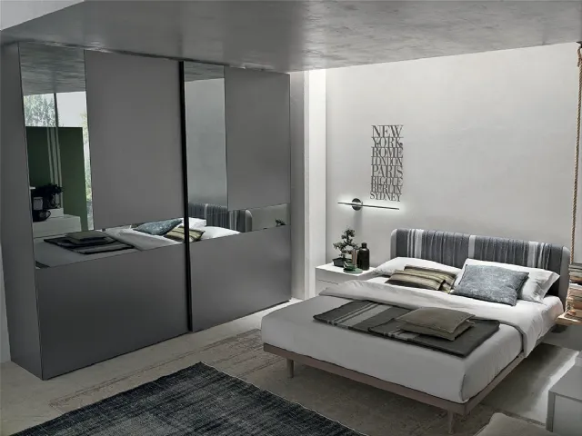Armadio Cristal in laccato opaco antracite con ante specchio grigio e grigio satinato di Tomasella