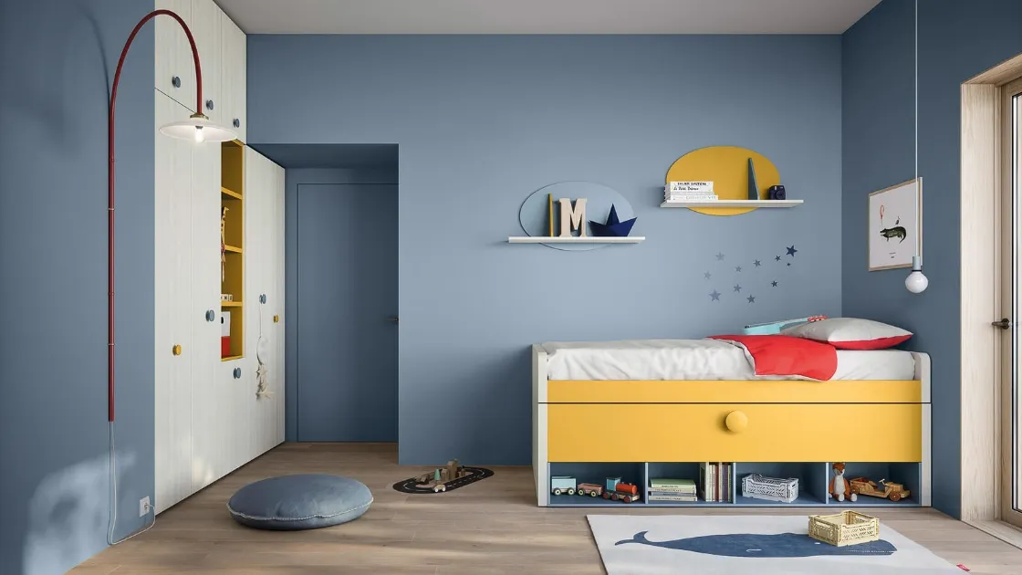 Cameretta con doppio letto, armadio a muro e pensili a parete Kids space 08 di Nidi