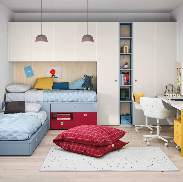 Cameretta a ponte con due letti e scrivania doppia Kids space 20 di Nidi