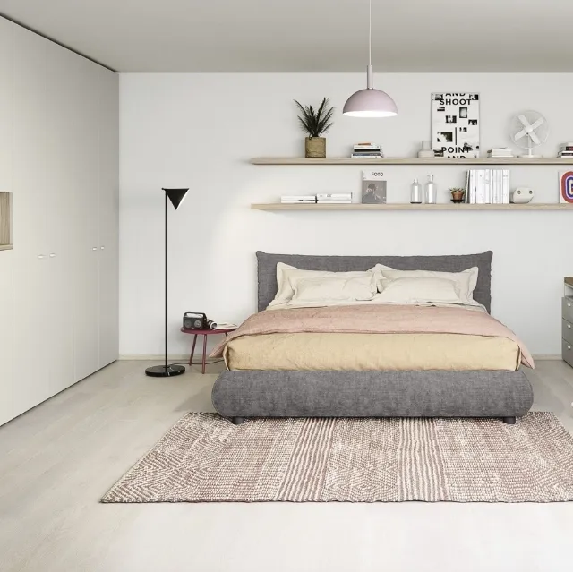 Cameretta componibile con letto matrimoniale in tessuto imbottito, scrivania e mensole Next space 08 di Nidi