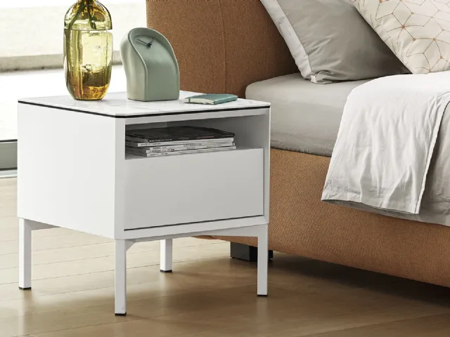 Comodino York in laccato Bianco opaco con piedini in metallo di Calligaris