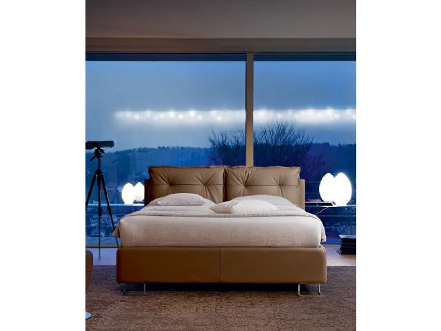 Letto in pelle Ambra con testiera imbottita e trapuntata di Bontempi Letti Design