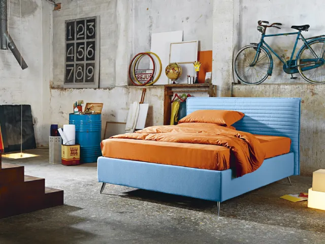 Letto moderno imbottito con testiera trapuntata a stisce orizzontali Bob Stripes di Noctis