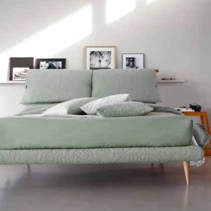 Letto in tessuto con testiera imbottita e piedini in legno Fly di Bontempi Letti Design