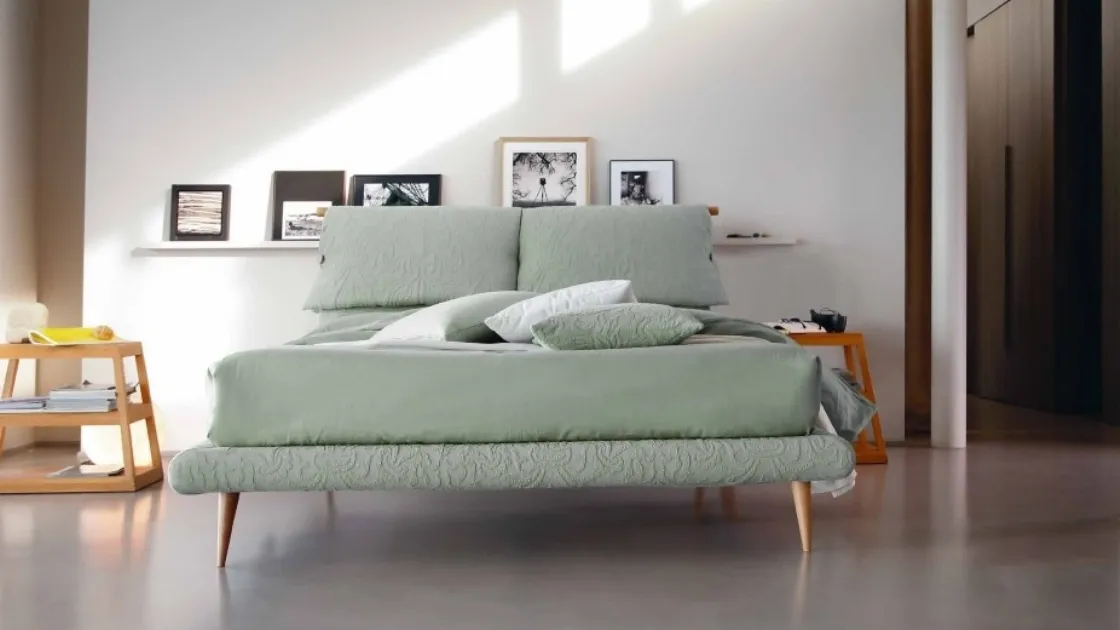 Letto in tessuto con testiera imbottita e piedini in legno Fly di Bontempi Letti Design