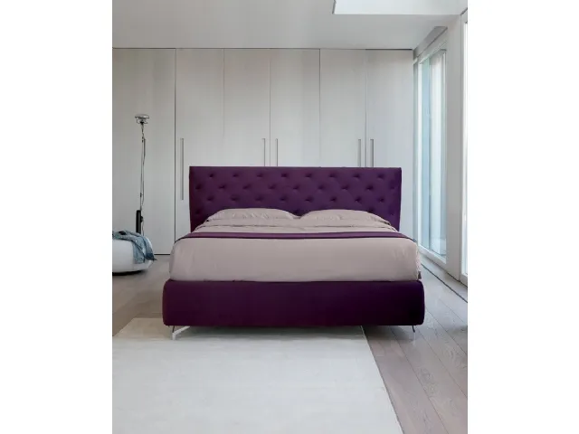 Letto in tessuto Duke con tetsiera in lavorazione capitonné  e box contenitore di Bontempi Letti Design