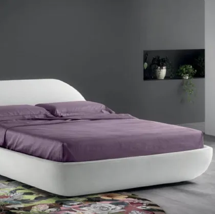 Letto imbottito di design dalle forme morbide e arrotondate con testiera Fresh di Bside