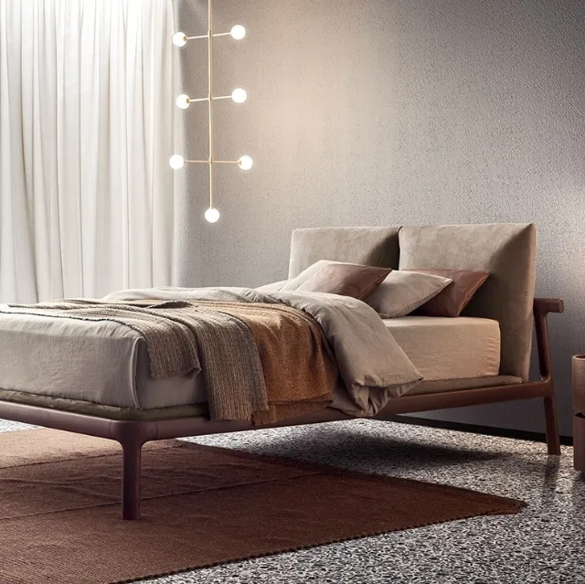 Letto in legno massello con testiera in tessuto imbottito Fushimi di Pianca