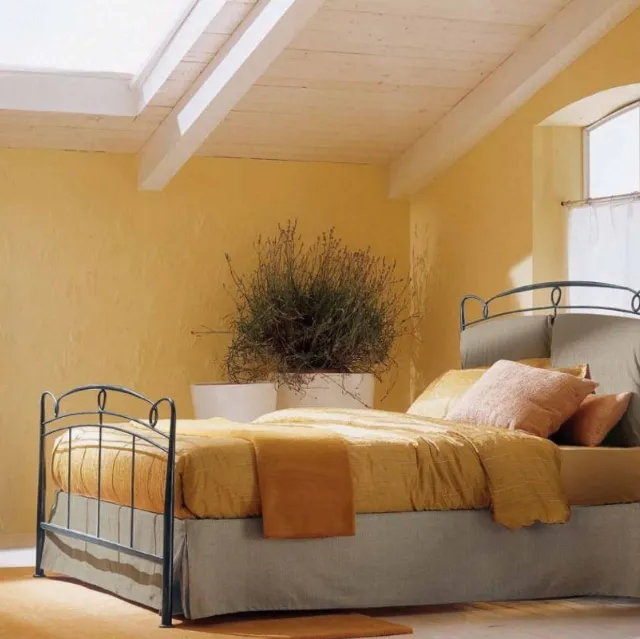 Letto in ferro battuto con testiera in tessuto imbottito e contenitore Versilia di Bontempi