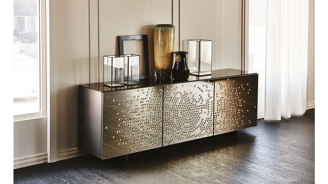 Madia con ante in cristallo specchiato bronzo acidato con decori in rilievo in nero lucido Voyager di Cattelan Italia