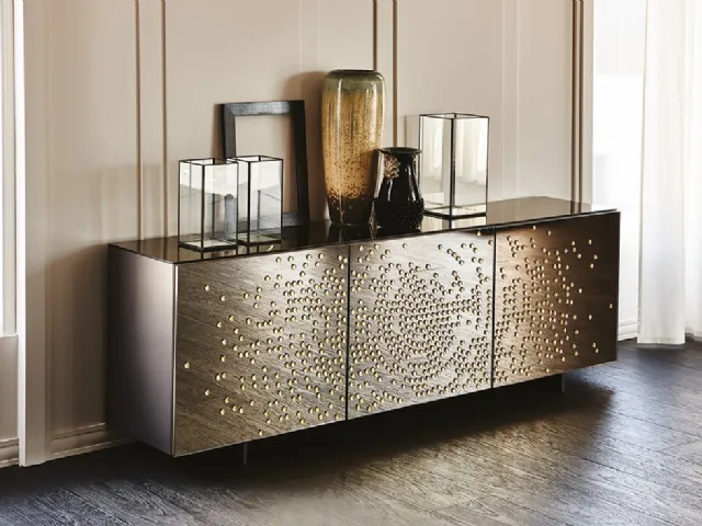 Madia con ante in cristallo specchiato bronzo acidato con decori in rilievo in nero lucido Voyager di Cattelan Italia