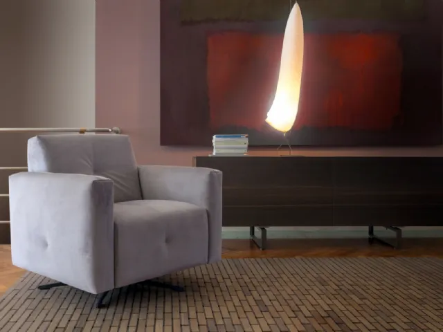 Poltroncina di design Haiku in tessuto con piedi in metallo Novamobili