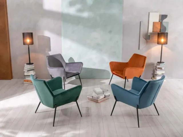 Poltroncina Gin in velluto con gambe in metallo di Stones