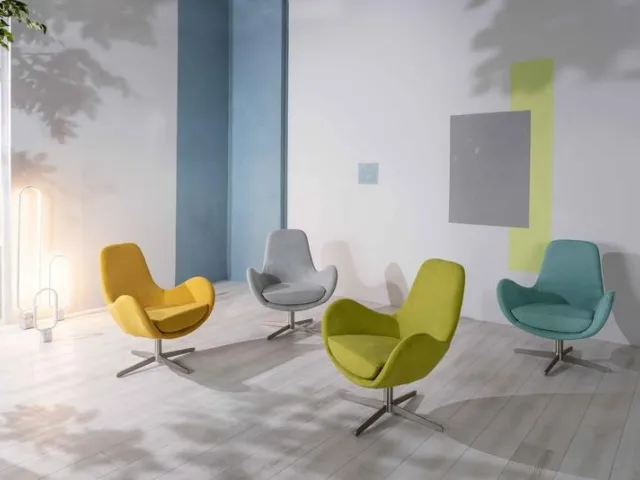 Poltrona Olga in velluto verde smeraldo con base cromata girevole di Stones
