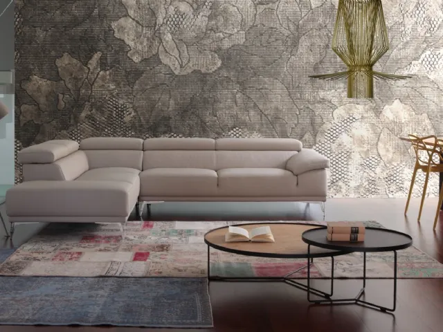 Divano angolare in ecopelle color beige con poggiatesta regolabili e piedini in metallo di Calia