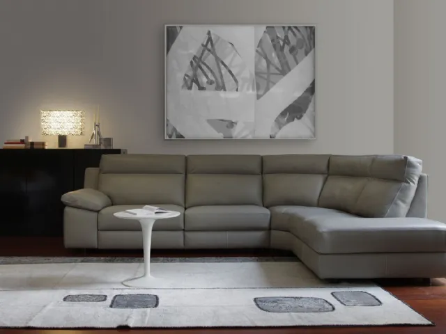 Divano angolare in pelle di colore grigio trasformabile in letto di Calia