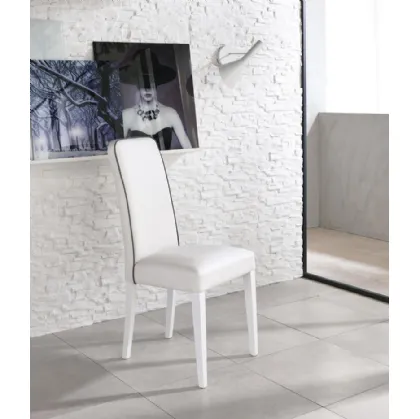 Sedia Anita in ecopelle con gambe in legno di faggio laccato di Stones