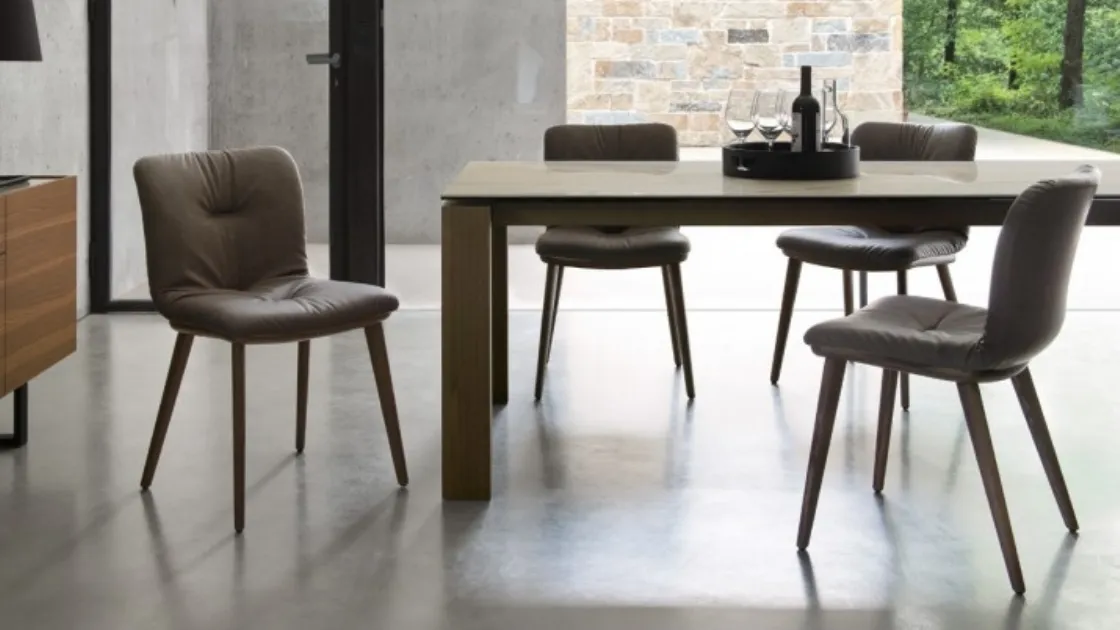 Sedia con imbottitura comfort e gambe in legno Annie di Calligaris