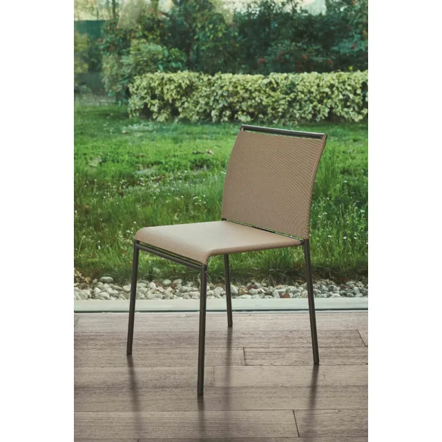 Sedia impilabile Lola Outdoor con struttura in acciaio laccato per esterno con rivestimento in Texplast di Ingenia