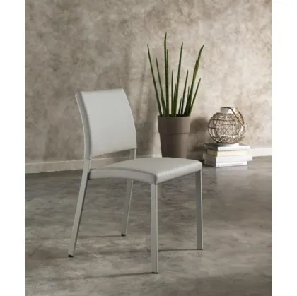 Sedia impilabile Sally in ecopelle imbottita con gambe in metallo verniciato di Stones