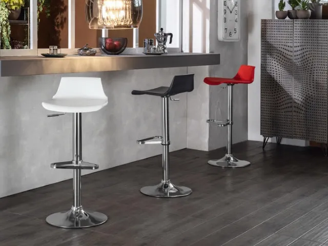 Sgabello in polipropilene con struttura in metallo Fred di Stones