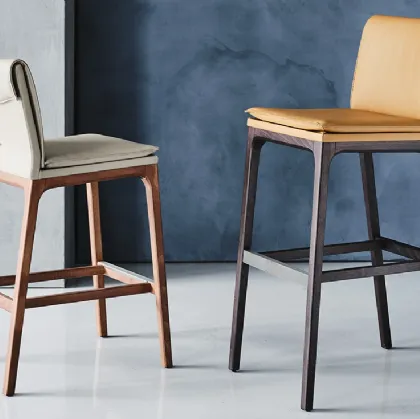 Sgabello in ecopelle con struttura in legno Sofia di Cattelan Italia