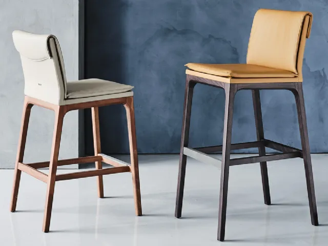 Sgabello in ecopelle con struttura in legno Sofia di Cattelan Italia